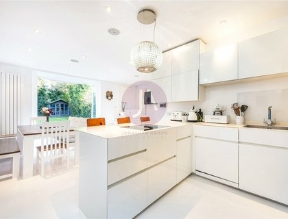 4 bedroom House for sale in Rotherwick Road-List718
